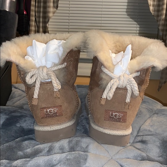 Womans UGG Nautical Tie/Rope Super Condition Sz 8 - Picture 2 of 6